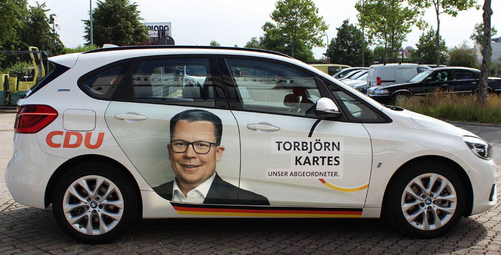 Autobeschriftung Bundestagwahlkampfauto Torbjörn Kartes bei Firma Baist GmbH in Ludwigshafen