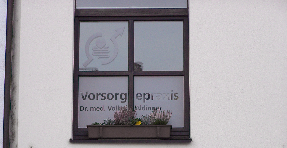 Fensterbeschriftung Vorsorgepraxis Dr. med. Volker Aldinger