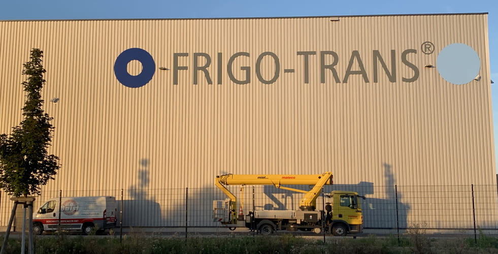 Frigo-Trans Profilbuchstaben Montage an der Außenfassade