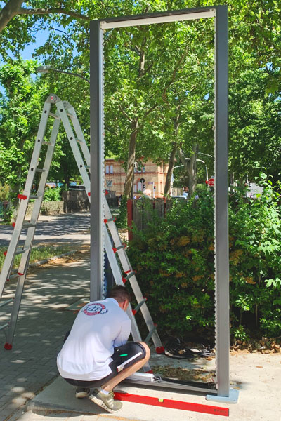 Werbepylon mit Folienplott Montage