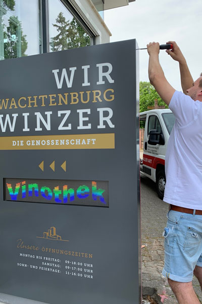Wachtenburg Winzer Leuchtpylon mit LED-Anzeige