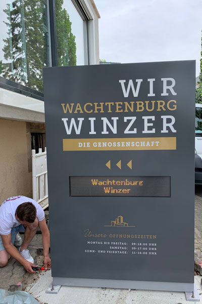 Wachtenburg Winzer Leuchtpylon mit LED-Anzeigee