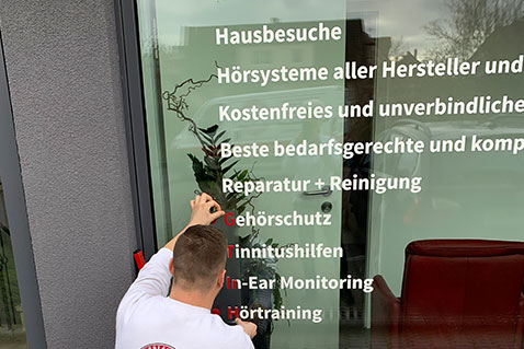 Schaufensterfolierung für das Hörstudio Dalügge