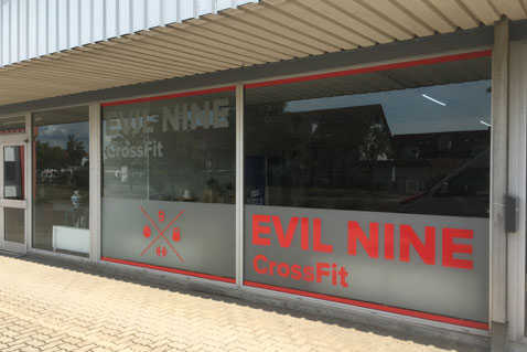 Fensterfolierung des Fitnessstudios Evil Nine