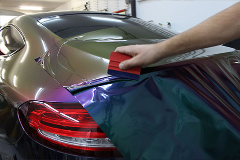 Beeindruckende Fahrzeugfolierung dei je nach Lichteinstrahlung die Farbe ändert