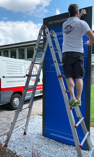 Freischwimmer beleuchtet Pylonen Montage