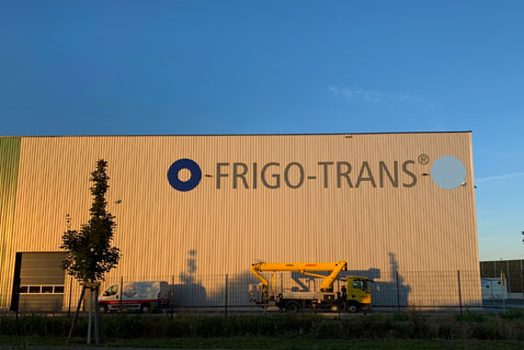 Frigo Trans GmbH Montage Acrylprofilbuchstaben