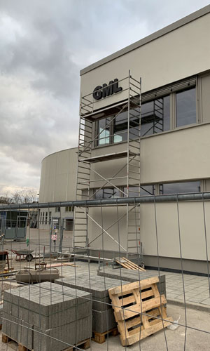 Montage auf dem GML Fassade