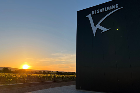 Leuchtwerbung für das Weingut Kesselring in Ellerstadt