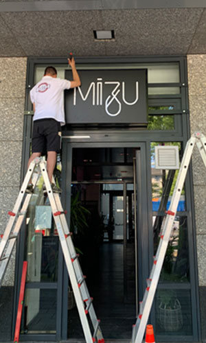 Mizu Sushibar Leuchtwerbung