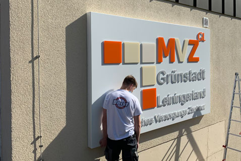 MVZ Leuchtkasten Montage Grünstadt