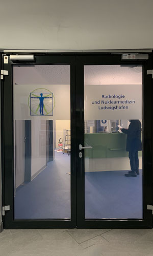 Eingangstür Beklebung in der Radiologie Ludwigshafen